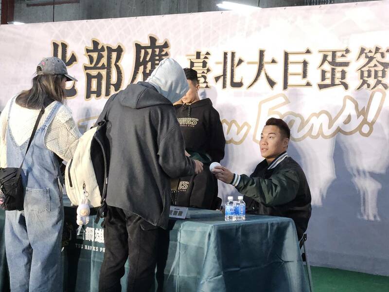 台鋼雄鷹12日舉行球迷簽名會,吸引上百位球迷購買應援小物,給台鋼主力球員簽名。(Photo by 呂翔禾/台灣醒報)