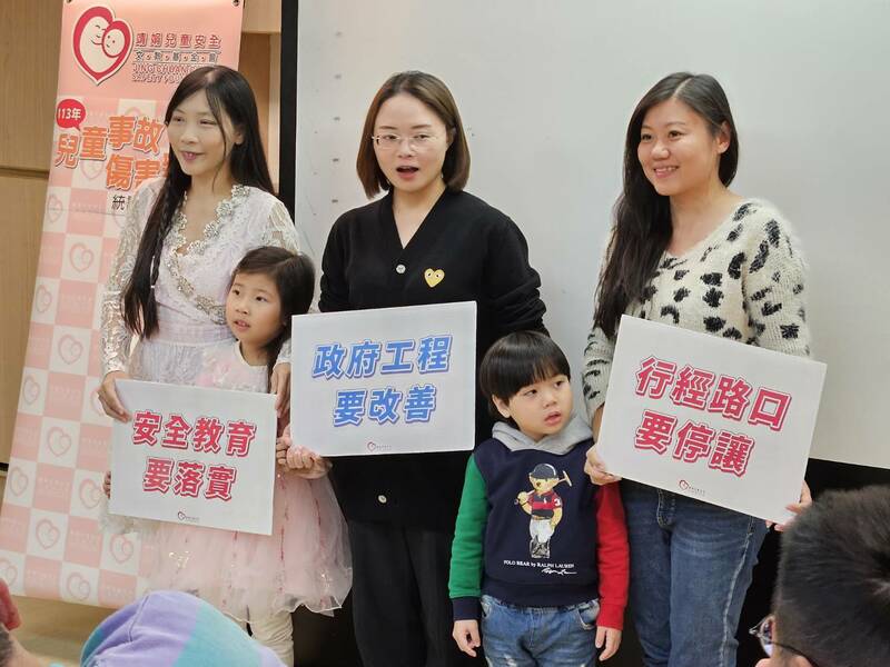 靖娟基金會與家長13日召開記者會,呼籲政府改善道路工程,提醒家長注意小孩行走。(Photo by 呂翔禾/台灣醒報)