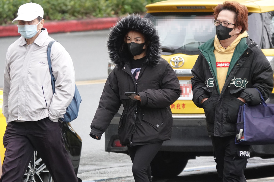 中央氣象署表示,19日北部及東北部天氣偏涼,其他地區早晚也涼,各地早晚低溫攝氏14至16度,白天北台灣高溫約18、19度。圖為台北市南港區民眾穿著外套禦寒。 (中央社)