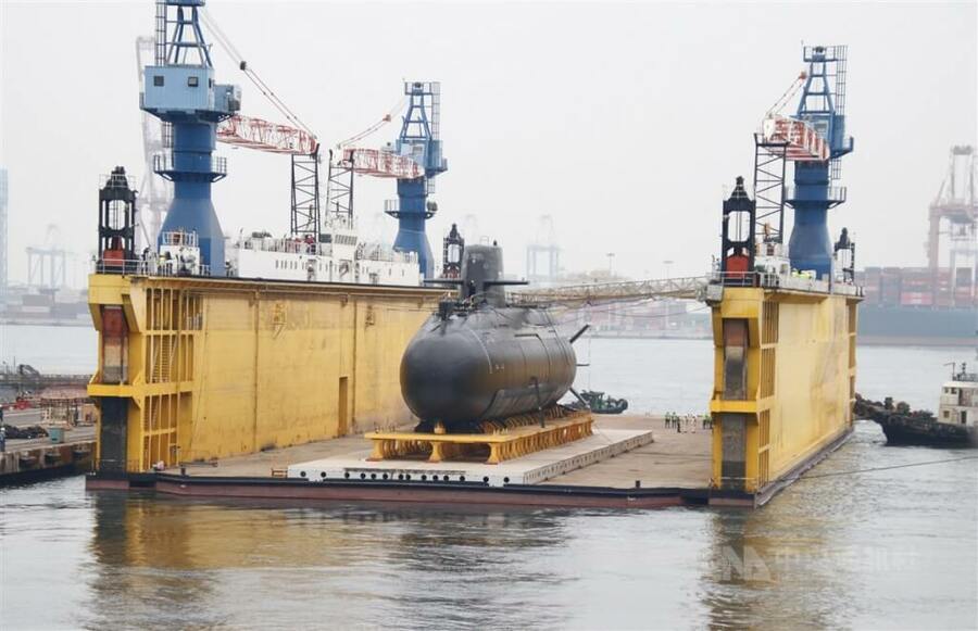 海鯤號潛艦浮水上畫面曝光,海鯤軍艦艦艏聲納、魚雷管等系統均未遮蓋。(中央社)