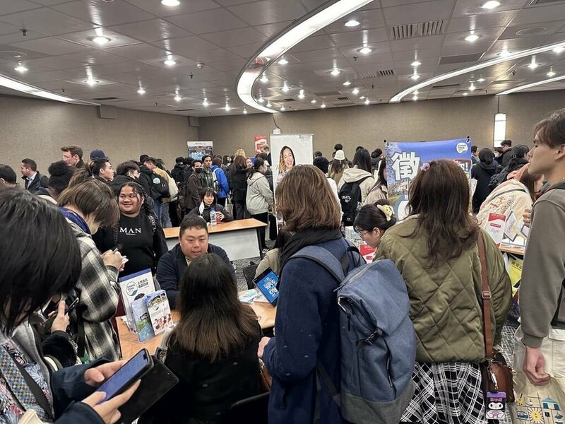 教育部舉辦「2024僑外生校園就業博覽會」,吸引80多所大專校院、近800名僑外生參加。圖台北場,僑外生現場徵詢就業職缺。(教育部提供)