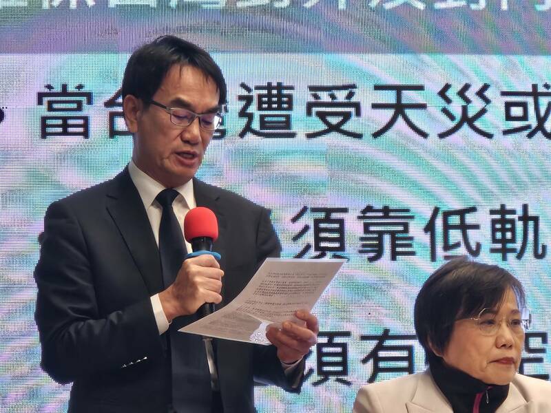 各部會首長20日於行政院記者會大吐預算被刪的苦水。圖為林宜敬與劉世芳。(Photo by 呂翔禾/台灣醒報)