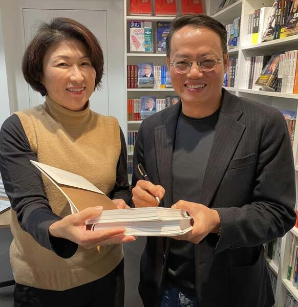 新書發表會現場,高希均教授公開向親臨現場的台東縣長饒慶齡表示,捐出300冊《江賢二:以美淨化人心》,分送台東公立學校,以啓發後學,擴大影響力。(照片:隨手拍、友人分享、網路截圖)