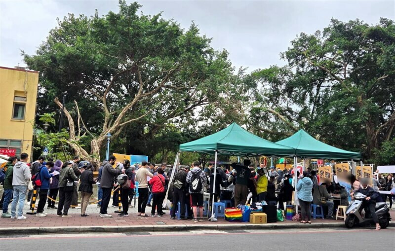 民進黨高喊要大罷免藍委,國民黨也跟著反制,社會雖對罷免多反彈,但年輕人也相當不滿藍委。圖為罷免藍委的連署站。(中央社)