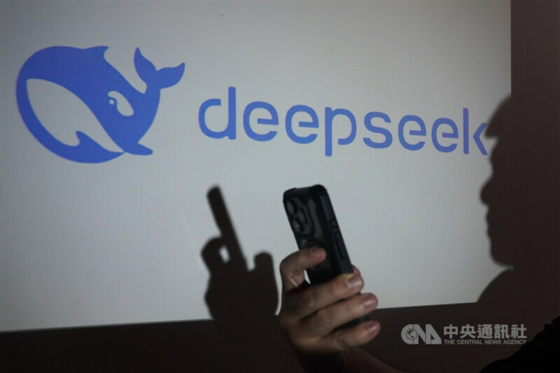 各界關注DeepSeek的影響,專家指出,雲端使用確實有資安疑慮,如何管理下載使用值得探討。(中央社)