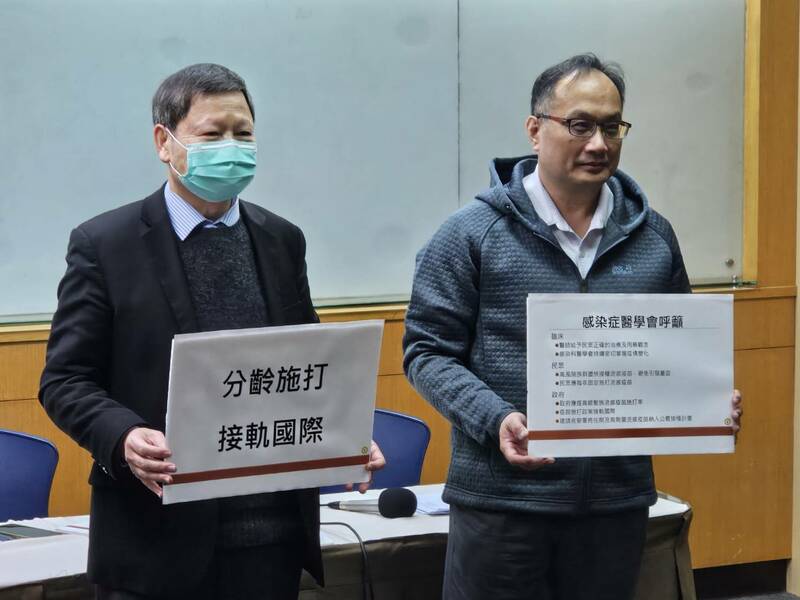 感染科醫學會5日提醒民眾不要預防性囤積藥物,呼籲有呼吸道症狀先快篩,高風險者要定期施打疫苗。(Photo by 呂翔禾/台灣醒報)