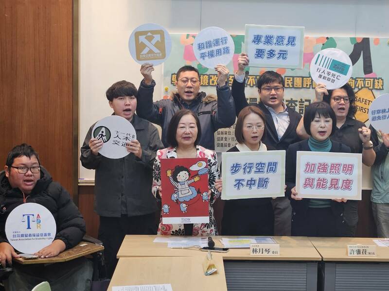 民進黨立委林月琴10日與民團召開記者會,呼籲政府更完善改善學區交通的配套工程。(Photo by 呂翔禾/台灣醒報)