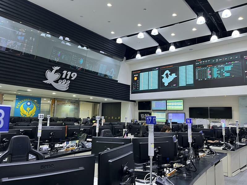 119報案電話救災救命分秒必爭,圖為119執勤辦公室 。(中央社)