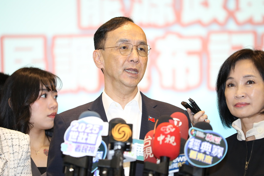 國民黨主席朱立倫17日受訪時批評總統賴清德就是要搞大罷免。(國民黨提供)