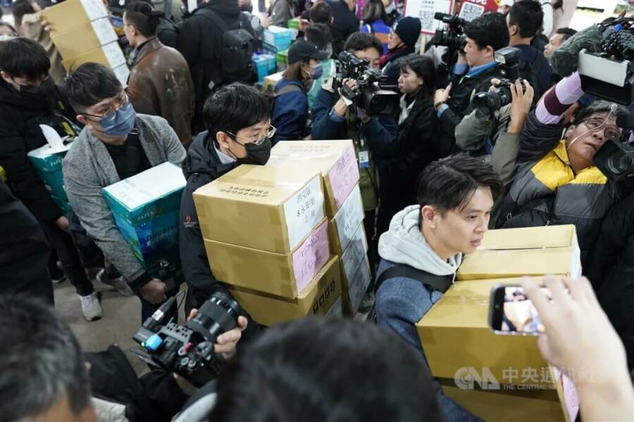 罷免團體3日將連署書搬進中選會送交審查。(中央社)