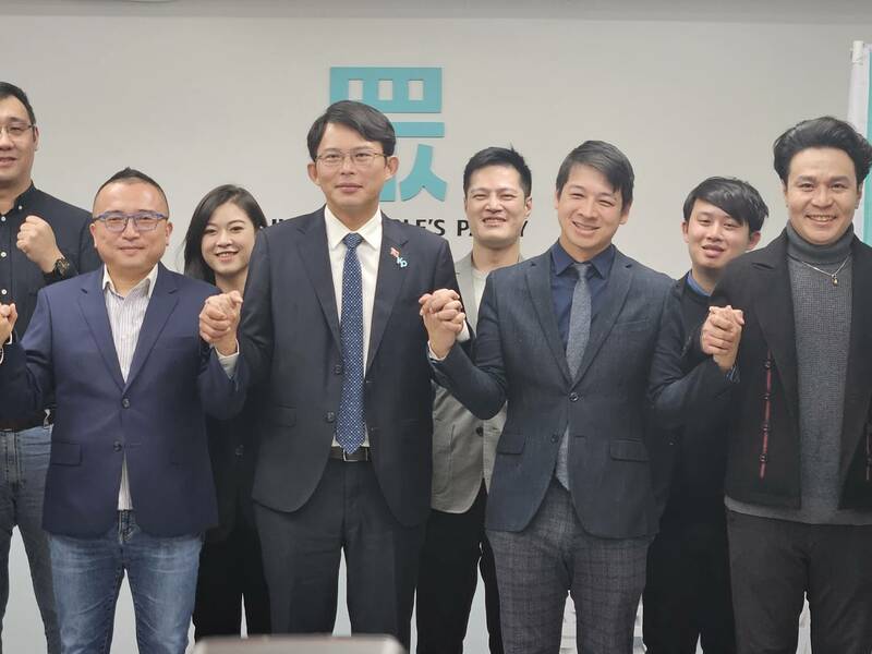 黃國昌 ( 前排右 3)19 日就任民眾黨黨主席,宣布一級主管任命,還有回應媒體提問。(Photo by 呂翔禾/台灣醒報)