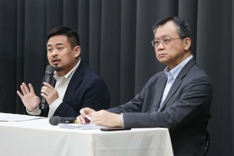 勞動部長洪申翰19日召開記者會,針對重大勞動政策與法案接受媒體提問。(中央社)