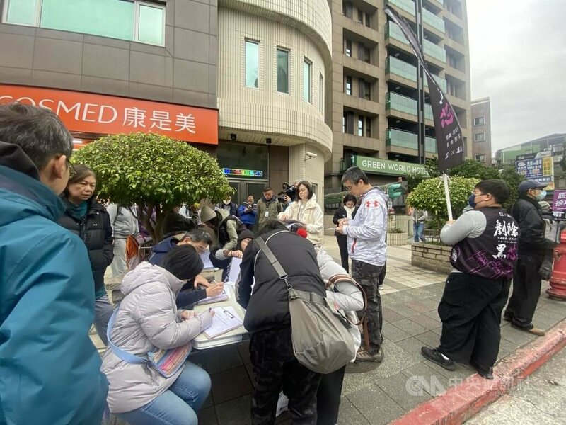 目前公職大罷免已有64個案件,其中有51位立委被罷免團體提案進入第一階段。(中央社)