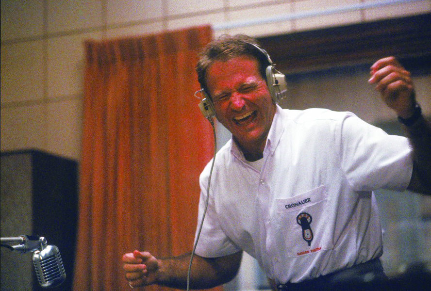 《早安越南》描述一位熱情DJ(Robin Williams 飾演)改變了越南前線的廣播氣氛,結果還是被體制吞噬的傷感故事。(《早安越南》電影劇照)
