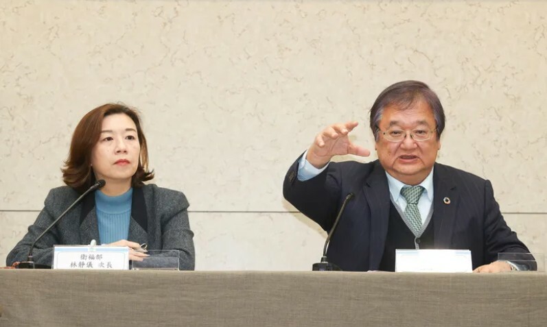 衛福部長邱泰源(右) 24 日召開記者會,再次對外說明如何緩解急診壅塞。(中央社)