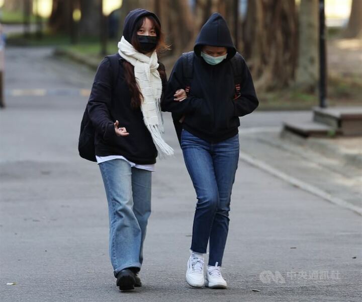 中央氣象署提醒,25日起天氣將逐漸回暖,但要注意早晚溫差。(中央社)