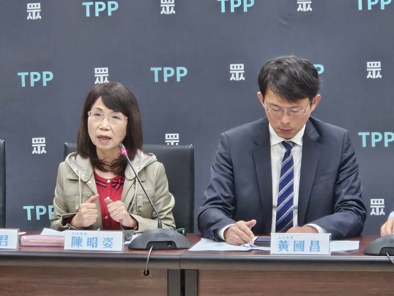 民眾黨立院黨團25日召開記者會,呼籲儘速將三班護病比入法,並納入基層醫護意見。(Photo by 呂翔禾/台灣醒報)