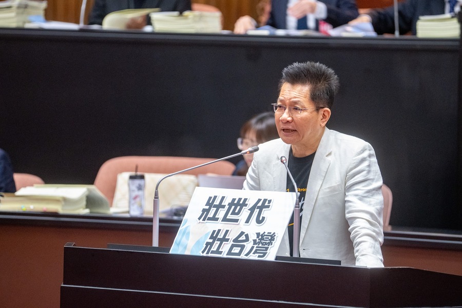 民眾黨立委吳春城25日因壯世代法案相關紛爭,宣布請辭不分區立委。(吳以名壯臉書粉專)