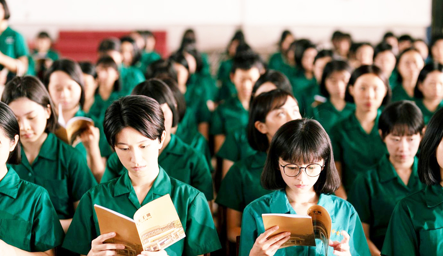 這部電影英文片名”Uniform”(制服),似更貼切地道出女主角因制服而產生微妙的心態轉變。(《夜校女生》劇照)