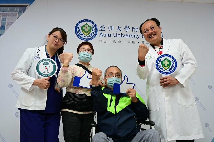 亞洲大學附屬醫院副院長林志隆(右)平時除為患者治療外,還成立「愛相髓脊椎神經病變關懷協會」協助弱勢病友治療費用,協會18日將舉辦公益音樂會募款,盼造福弱勢患者,讓社會愛心傳達到各角落。(亞大醫院提供)