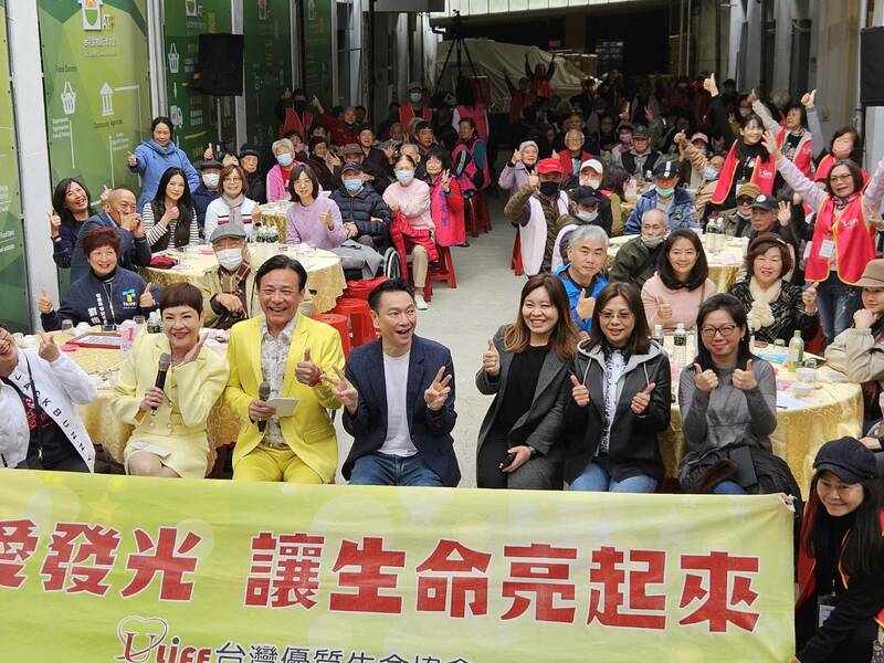台灣優質生命協會26日舉行「弱勢長者慈善辦桌」,邀請多位藝人到場獻唱、表演。(Photo by 呂翔禾/台灣醒報)