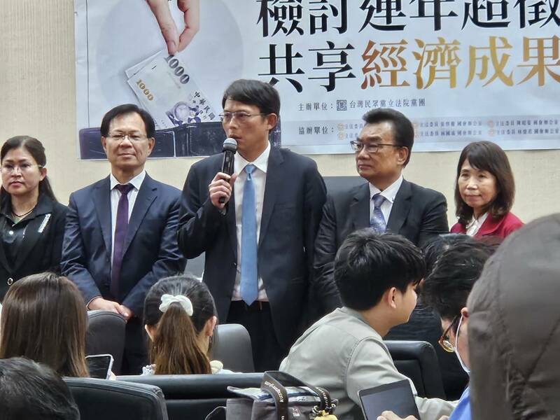 民眾黨3日舉行「檢討連年超徵,共享經濟成果」公聽會,邀請立委與學者討論如何處理或避免稅收超徵。(Photo by 呂翔禾/台灣醒報)
