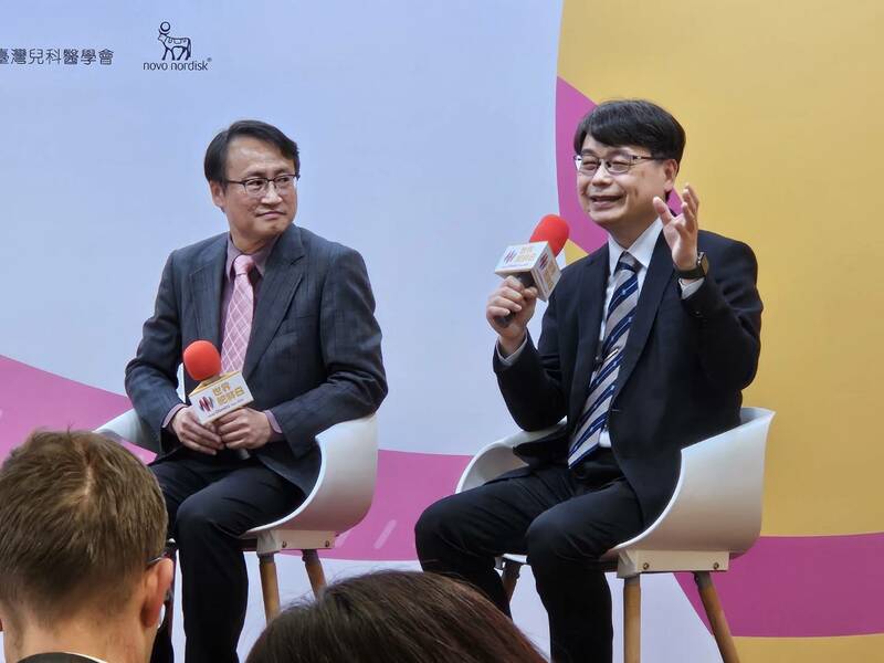家醫科與兒科醫生4日提醒,台灣有一半成人體重超標,一定要注意肥胖問題。左起林文元、林裕誠。(Photo by 呂翔禾/台灣醒報)