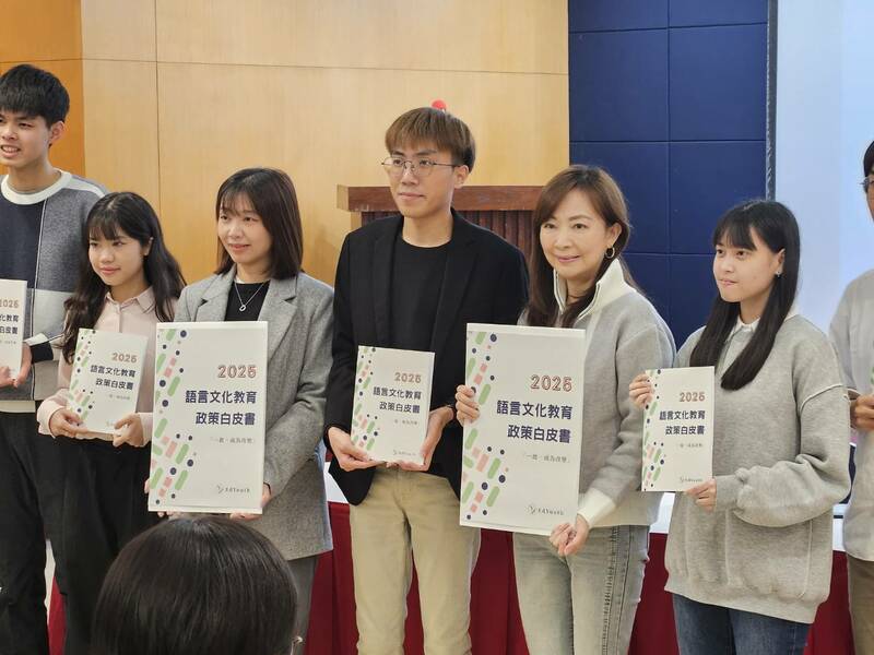青年團體6日推出《2025語言文化教育政策白皮書》,盼政府設立國家語言發展中心,強化本土語言教學與弱勢語言保存。(Photo by 呂翔禾/台灣醒報)