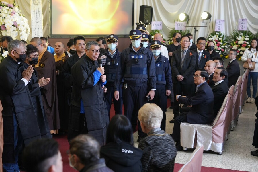 民眾黨前主席柯文哲10日在警方與戒護人員陪同下,出席父親告別式。(民眾黨提供)