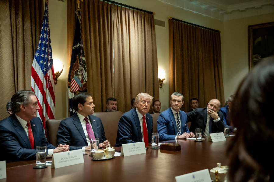 美國總統川普(Donald Trump)26日召開第二任期的首次內閣會議。 (Photo by X@WhiteHouse)