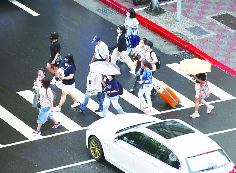 「路口不停讓行人」最重將可以處新台幣6000元,造成死傷最高可罰3萬6000元。圖為台北市中山區民眾快步通過路口,一旁車輛停等禮讓。(中央社)