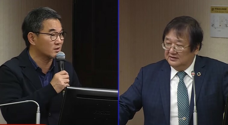 民進黨立委劉建國(左)質疑衛福部未能提早預防,讓今年出現前所未見的急診壅塞問題 ,圖右為衛福部長邱泰源。(直播截圖)