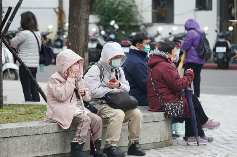 雖然降雨逐漸減緩,但天氣顯示到20日都會受到強烈冷氣團影響,須注意低溫與日夜溫差。(中央社)