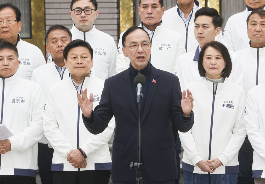 國民黨主席朱立倫(前中)17日上午與黨籍立委在立法院議場前舉行記者會,宣示推動「反戒嚴」、「反廢死」公投,盼守護台灣、守護民主。 (中央社)