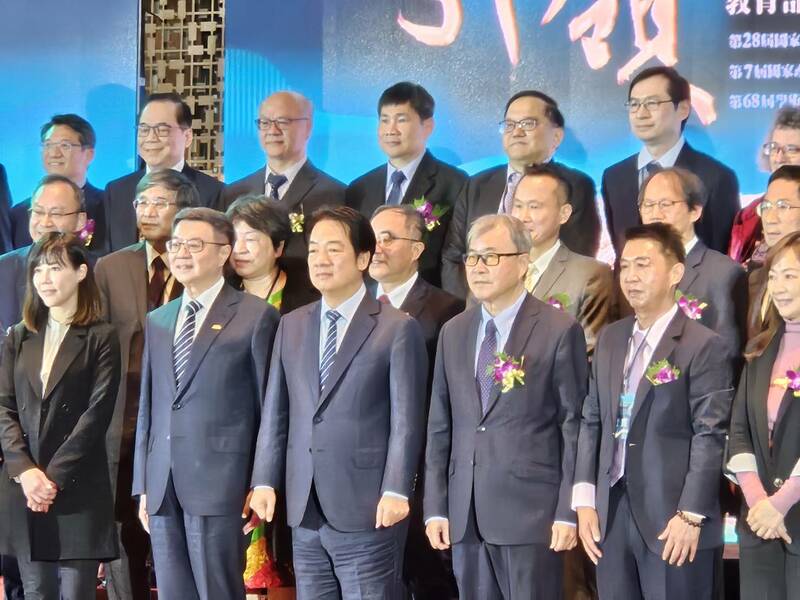 總統賴清德、行政院長卓榮泰17日出席教育部學術頒獎典禮,表揚27位優秀學者。(Photo by 呂翔禾/台灣醒報)
