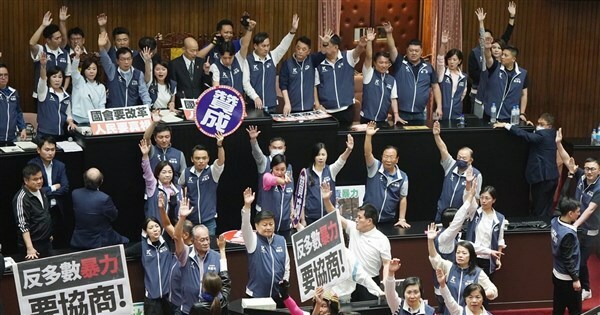 國民黨19日宣布,打算於21日的院會將黨推動的2項公投逕付二讀。(中央社)