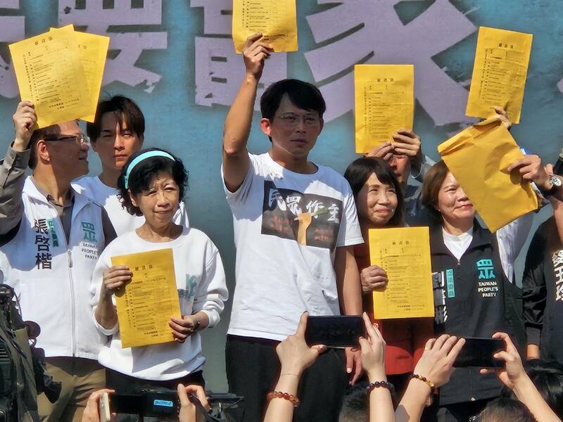 民眾黨23日於新北進行「人民是頭家」開講,民眾黨公職大多到齊,號召選民對民進黨表達不滿。(Photo by 呂翔禾/台灣醒報)