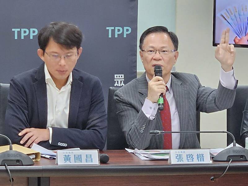 民眾黨25日公布普發現金民調,65%民眾支持將部分稅收拿來普發現金。(Photo by 呂翔禾/台灣醒報)