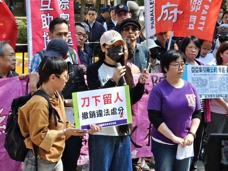 網紅亞亞25日召開記者會,呼籲移民署撤銷遣離台灣的行政命令,但一旁也有愛台人士召開記者會,雙方在警方區隔下隔空喊話。(Photo by 呂翔禾/台灣醒報)