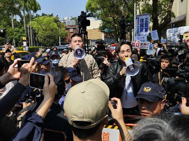網紅閩南狼、八炯25日於陸配亞亞記者會旁,拿大聲公向亞亞嗆聲。(Photo by 呂翔禾/台灣醒報)