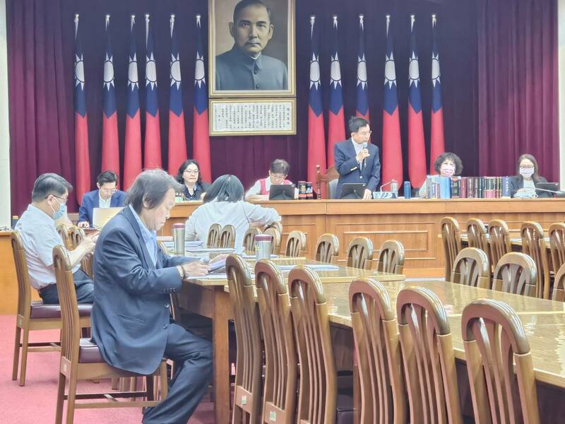 立法院財政委員會27日關注是否會被美國列入「骯髒15國」,還有相關的因應措施。(Photo by 呂翔禾/台灣醒報)