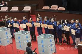 總統府近日雖提名新大法官人選,但立法院、行政院有大量法案與釋憲紛爭下,新人選即使政治色彩少,不見得容易過關。(中央社)