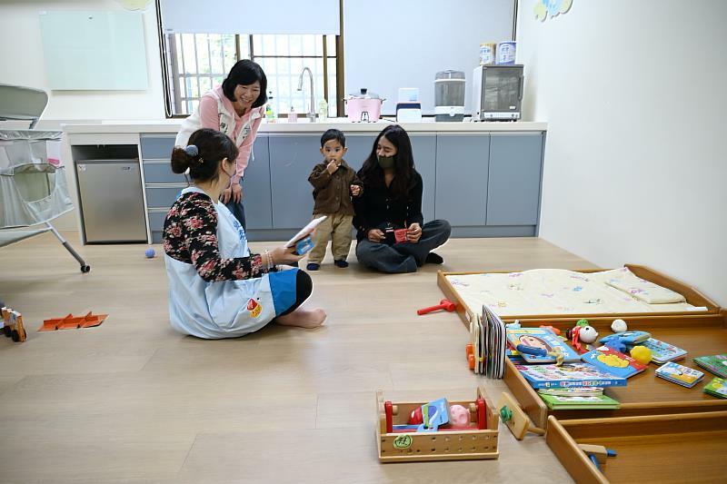 托育政策催生聯盟31日呼籲地方政府幫保母加薪、增加年輕人力與公托時數。(中央社示意圖)