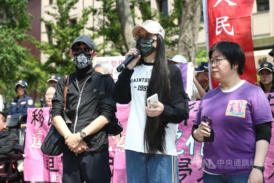 網紅「亞亞在台灣」劉姓陸配涉武統言論遭令離境。台灣國際家庭互助協會3月25日上午陪同劉姓陸配(前中)在內政部前舉行記者會,指移民署濫權,要求即刻撤銷違法的行政處分。前左為劉姓陸配老公。(中央社)
