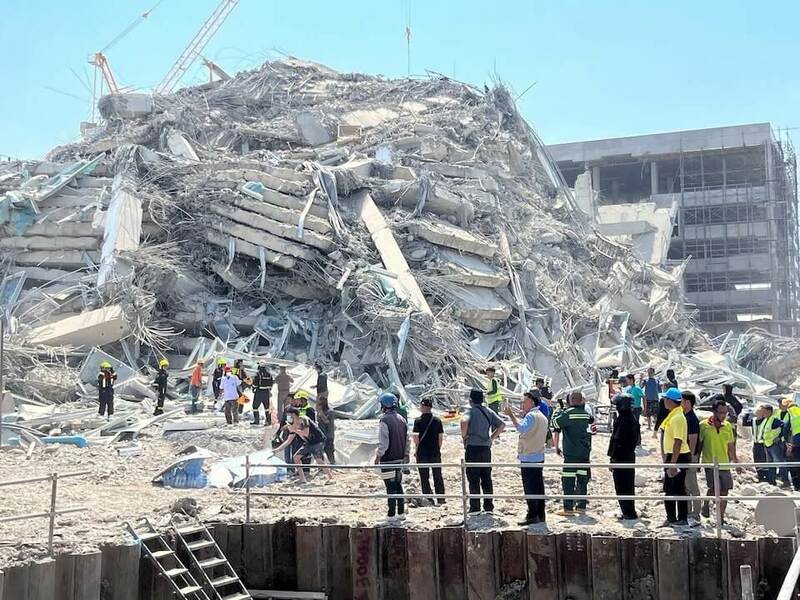 曼谷興建中的建築物倒塌,搜救人員現場救援。(中央社)