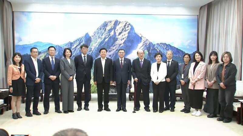 行政院長卓榮泰7日邀集三黨共商國是,藍白願支持特別預算與專案報告,但綠堅持要大罷免。(中央社)