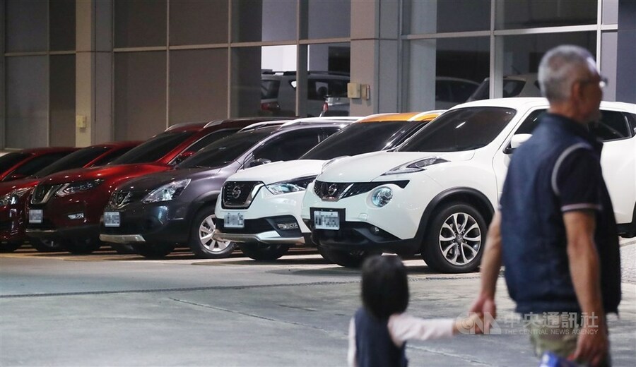 總統賴清德4月6日拋台美談零關稅,汽車關稅動向受矚目,國產車概念股包括裕隆、中華車、裕日車等,4月7日開盤跳空跌停鎖死。(中央社)