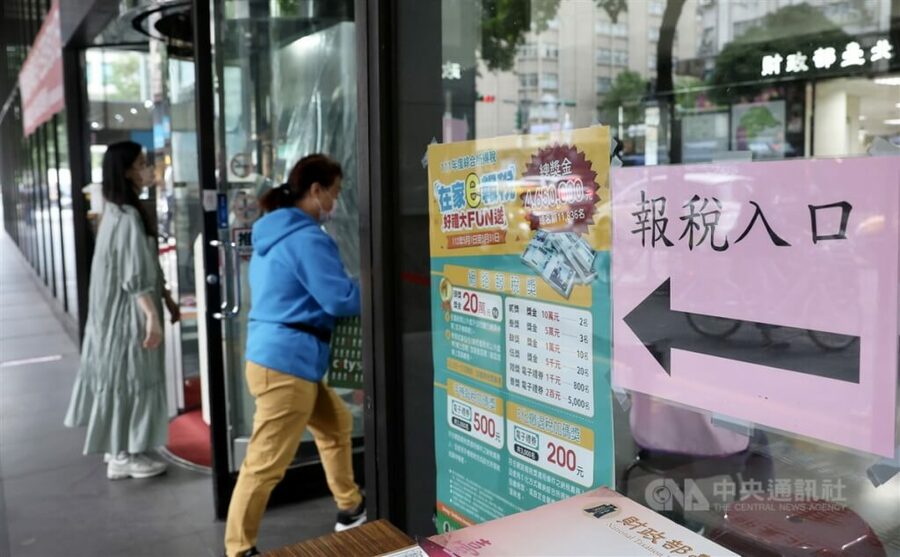 圖為民眾赴國稅局繳稅。(中央社)