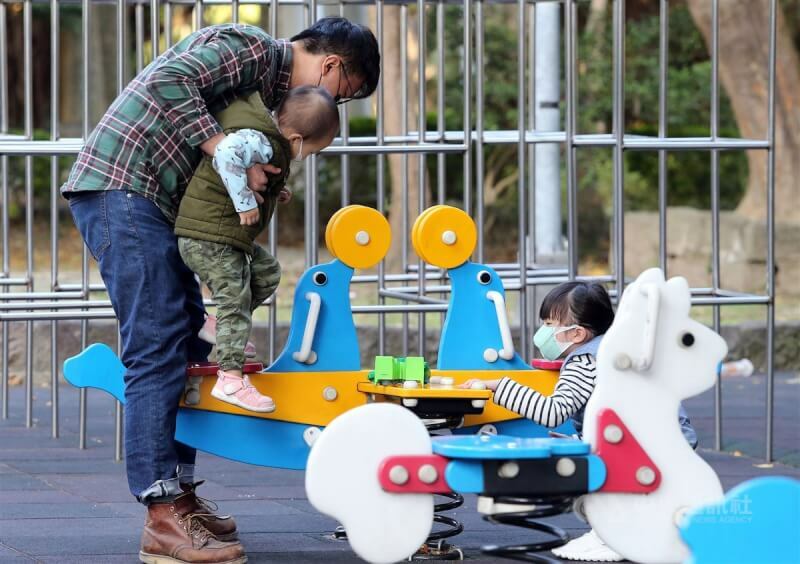 衛福部15日邀請專家分享教養小孩經驗,盼家長多點耐心、建立親子相處模式,了解嬰幼兒背後哭鬧原因。(中央社)