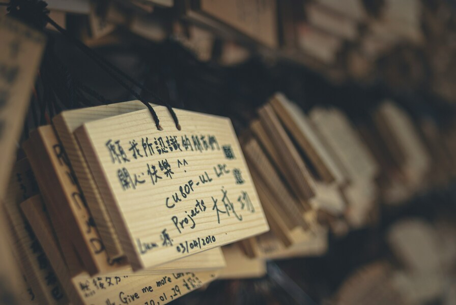 意思差異很大,影響也截然不同,卻沒人注意或澄清,文法正不正確,真的很重要。(Photo by Egor Myznik on Unsplash)
